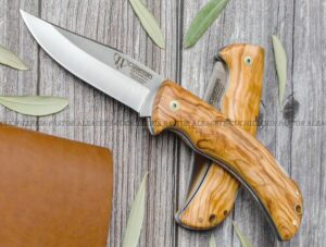 La Navaja Cudeman Artemisa 326-L  Olivo es una pieza artesanal de gran calidad, fabricada en Albacete (España) por la reconocida casa Cudeman.