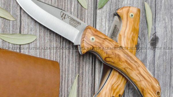 La Navaja Cudeman Artemisa 326-L  Olivo es una pieza artesanal de gran calidad, fabricada en Albacete (España) por la reconocida casa Cudeman.