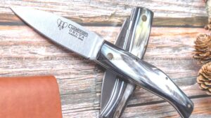 La Navaja Cudeman Delta 344-A es una de las piezas más representativas de la cuchillería artesanal de Albacete (España), fabricada por la reconocida marca Cudeman