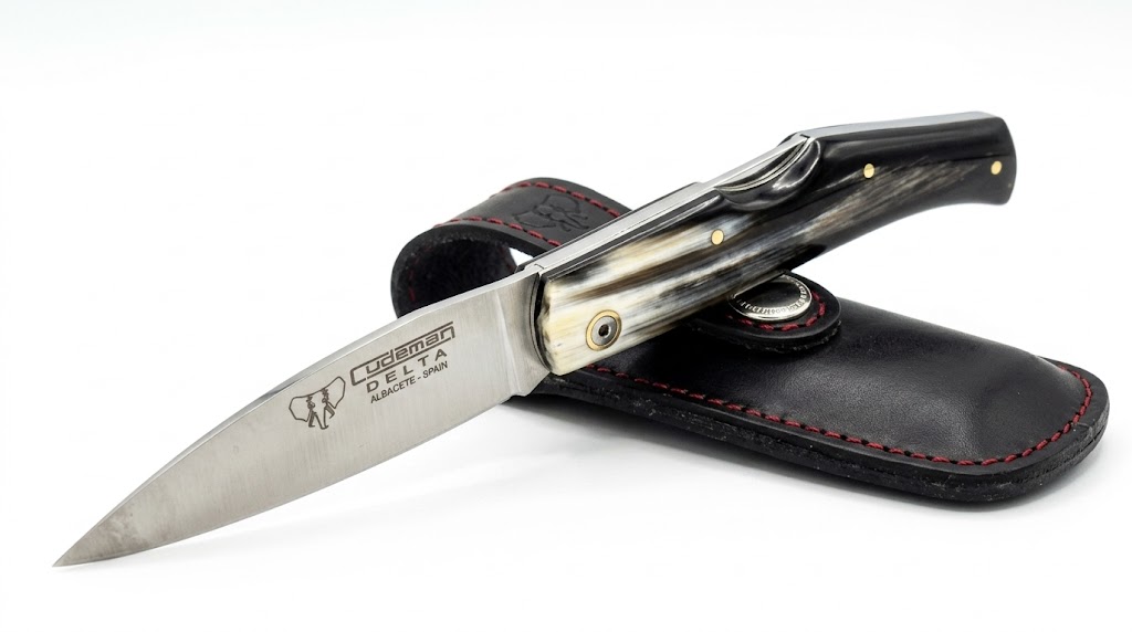 La Navaja Cudeman Delta 344-AF es una de las piezas más representativas de la cuchillería artesanal de Albacete (España), fabricada por la reconocida marca Cudeman.