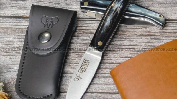 La Navaja Cudeman Delta 344-AF es una de las piezas más representativas de la cuchillería artesanal de Albacete (España), fabricada por la reconocida marca Cudeman