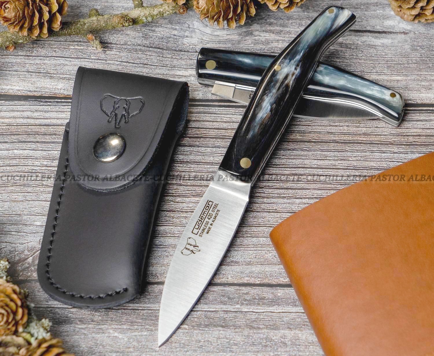 La Navaja Cudeman Delta 344-AF es una de las piezas más representativas de la cuchillería artesanal de Albacete (España), fabricada por la reconocida marca Cudeman