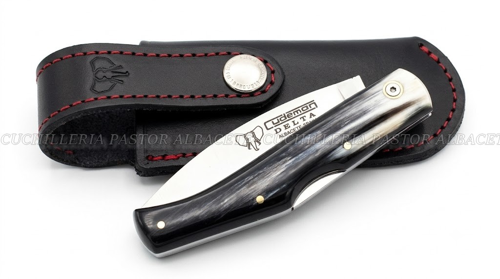 La Navaja Cudeman Delta 344-AF es una de las piezas más representativas de la cuchillería artesanal de Albacete (España), fabricada por la reconocida marca Cudeman.