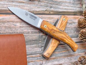 La Navaja Cudeman Delta 344-L es una de las piezas más representativas de la cuchillería artesanal de Albacete (España), fabricada por la reconocida marca Cudeman.