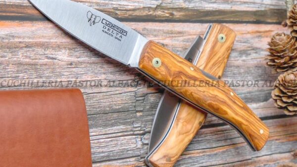 La Navaja Cudeman Delta 344-L es una de las piezas más representativas de la cuchillería artesanal de Albacete (España), fabricada por la reconocida marca Cudeman.