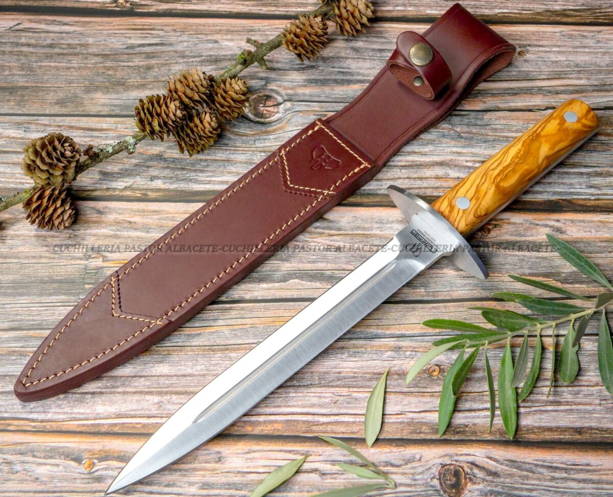 La Cudeman 113-L es una daga de montería artesana fabricada en Albacete, España, ideal para cazadores exigentes.