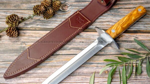 La Cudeman 113-L es una daga de montería artesana fabricada en Albacete, España, ideal para cazadores exigentes.