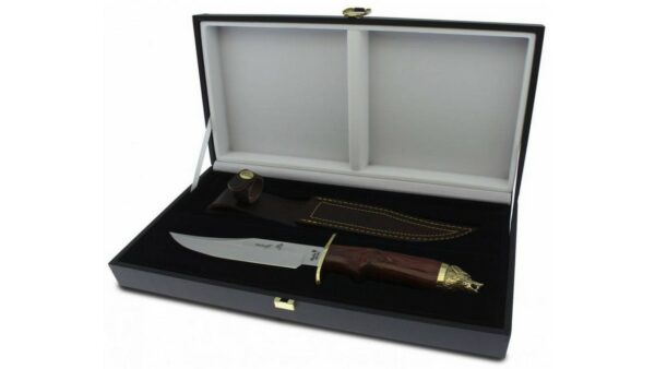 Cuchillo Muela Wolf es una pieza de caza, alta calidad, diseñada para los entusiastas de la cuchillería y los coleccionistas más exigentes. Su hoja enteriza está fabricada en acero inoxidable MoVa X50CrMoV15, conocido por su excelente resistencia a la corrosión y su notable dureza, alcanzando los 56/58 HRc, lo que le confiere un filo duradero y preciso.