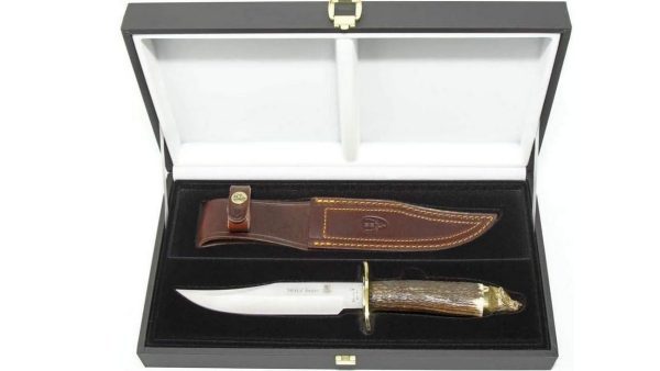 Cuchillo Muela Wolf es una pieza de alta calidad, diseñada para los entusiastas de la cuchillería y los coleccionistas más exigentes. Su hoja enteriza está fabricada en acero inoxidable MoVa X50CrMoV15,