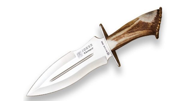 Cuchillo de Caza Joker Verraco ha sido fabricado bajo la Denominación de Origen de Albacete (España). Se trata de un cuchillo deportivo perfecto para tus lances de caza. Hoja Drop Point, acabado satinado, está fabricada en acero MoVa 1.4116 , con una dureza 55-57 Hrc.