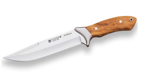 Cuchillo de Caza Joker ha sido fabricado bajo la Denominación de Origen de Albacete (España). Se trata de un cuchillo deportivo ideal para tus lances de caza en general y también para cualquier actividad al aire libre como camping, senderismo, bushcraft. Está muy bien equilibrado y se siente ligero en la mano, sin embargo, la cuchilla tiene el peso suficiente para asumir algunas tareas de corte serias.