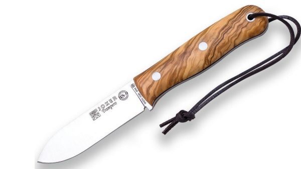 Cuchillo Joker Trampero es una herramienta de alta calidad diseñada para actividades al aire libre como la caza, el camping y el senderismo. Fabricado en Albacete, España, este cuchillo destaca por sus materiales premium y su construcción robusta.
