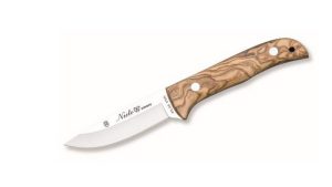 Cuchillo Nieto – Acero AN-58 y Mango de Madera de Olivo El Cuchillo Nieto, fabricado en Albacete (España), es una pieza de alta calidad diseñada para quienes buscan un cuchillo compacto, resistente y elegante.