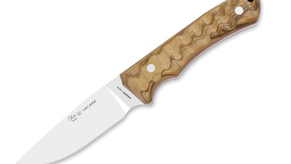 Cuchillo de Caza Nieto Yacaré – Elegancia y Resistencia en un Solo Diseño El Cuchillo de Caza Nieto Yacaré, fabricado en Albacete (España), es una pieza de alto rendimiento diseñada para cazadores y amantes de la naturaleza. Su hoja enteriza de acero inoxidable Vanadio 1.4116