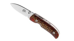 Citadel Coubi con mango de piña roja es una navaja plegable artesanal, fabricada íntegramente a mano en Camboya. Destaca por su diseño refinado y la combinación de materiales naturales y modernos,