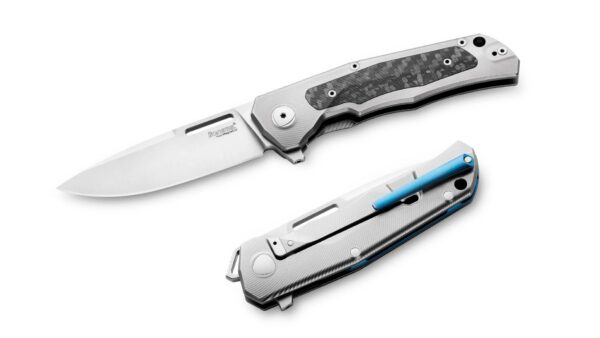 navaja LionSteel Q4TTRO Q4.GY es una herramienta de alta gama, diseñada para ofrecer versatilidad, precisión y una estética refinada. Fabricada en Italia por LionSteel y diseñada por Michele "Moletta" Pensato, esta navaja celebra el décimo aniversario del modelo T.R.E., incorporando innovaciones que la distinguen en el mercado de cuchillos EDC.