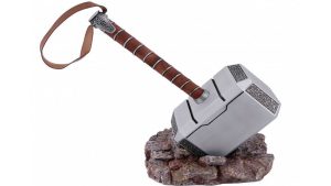 Martillo de Thor Mjolnir es una pieza imprescindible para tu colección, si eres un apasionado de la mitología nórdica y los superhéroes. Esta réplica no oficial, fabricada en acero