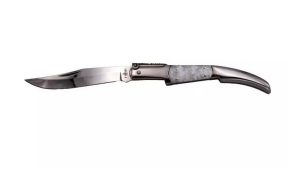 La Navaja Third Serie Perla N49B es una pieza que fusiona la tradición de la cuchillería española del siglo XIX con la precisión de la tecnología moderna.