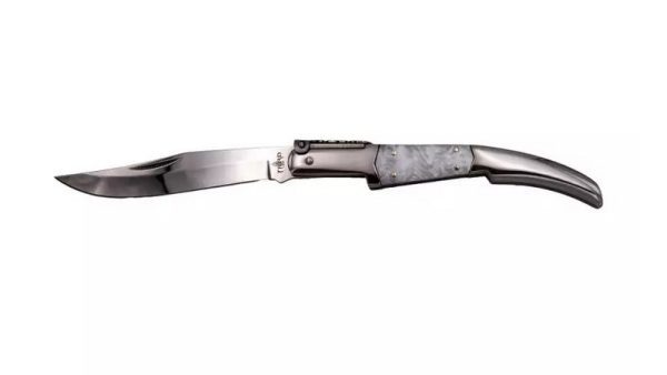 La Navaja Third Serie Perla N49B es una pieza que fusiona la tradición de la cuchillería española del siglo XIX con la precisión de la tecnología moderna.