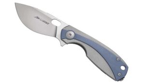 Viper Lille, diseñada por el renombrado cuchillero danés Jesper Voxnaes, es una navaja de alta gama que combina diseño escandinavo, materiales premium y una ergonomía excepcional.