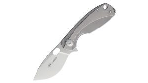 La Viper Lille presenta un diseño compacto y elegante, con una longitud total de 15,5 cm y una hoja de 6,5 cm. Su mango de titanio anodizado ofrece un agarre cómodo y seguro, mientras que el sistema de apertura por flipper y el bloqueo tipo frame lock garantizan una operación suave y fiable