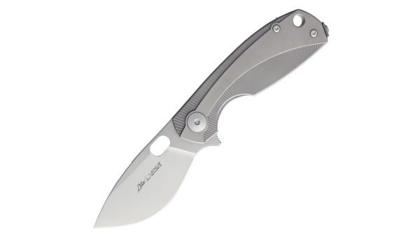 La Viper Lille presenta un diseño compacto y elegante, con una longitud total de 15,5 cm y una hoja de 6,5 cm. Su mango de titanio anodizado ofrece un agarre cómodo y seguro, mientras que el sistema de apertura por flipper y el bloqueo tipo frame lock garantizan una operación suave y fiable