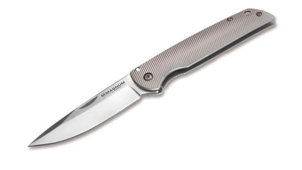 Böker Magnum Eternal Classic 01RY321 es una navaja plegable que combina un diseño elegante con funcionalidad práctica, ideal para el uso diario (EDC) y como cuchillo de caballero.