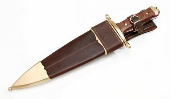 El Cuchillo de Remate Muela Covarsi F/L es una herramienta emblemática de la cuchillería española, diseñada específicamente para cazadores