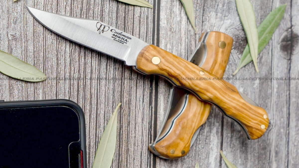 Cudeman 335‑L Mikra Olivo es una navaja plegable de bolsillo fabricada artesanalmente en Albacete,