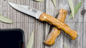 Cudeman 335‑L Mikra Olivo es una navaja plegable de bolsillo fabricada artesanalmente en Albacete,