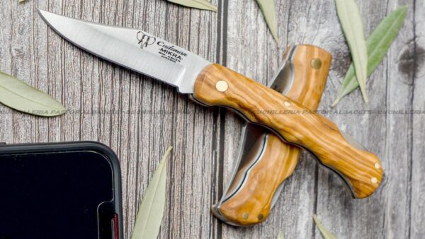 Cudeman 335‑L Mikra Olivo es una navaja plegable de bolsillo fabricada artesanalmente en Albacete,
