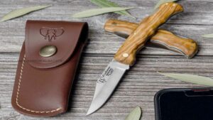 Cudeman 335‑LF Mikra Olivo es una navaja plegable de bolsillo fabricada artesanalmente en Albacete,