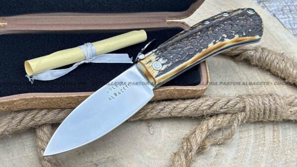 Compra la navaja artesanal Julian Panadero Cazadora con hoja de acero Sandvik 14C28 y empuñadura de asta de ciervo quemado. Calidad premium, forjada a mano