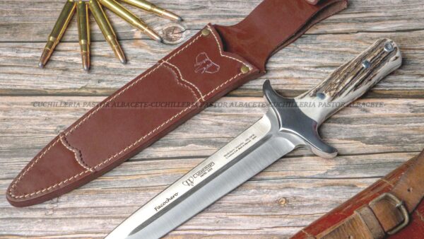 El Cuchillo Cudeman Facochero 105-C es una pieza de alta gama diseñada para cazadores exigentes y amantes de la cuchillería artesanal.