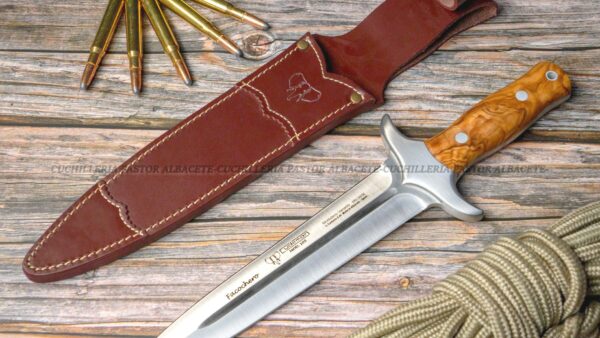 El Cuchillo Cudeman Facochero 105-L  es una pieza de alta gama diseñada para cazadores exigentes y amantes de la cuchillería artesanal.