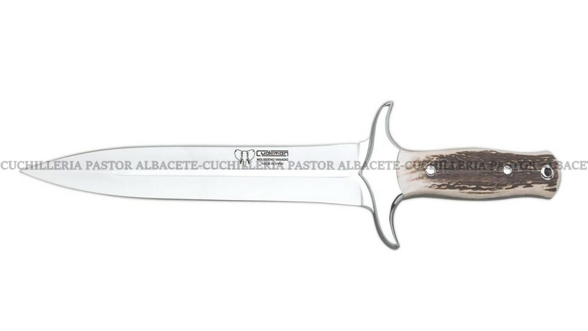 El Cuchillo Cudeman Facochero 105-C es una pieza de alta gama diseñada para cazadores exigentes y amantes de la cuchillería artesanal.