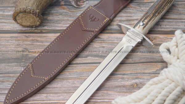 La Cudeman 113-C es una daga de montería artesana fabricada en Albacete, España, ideal para cazadores exigentes.
