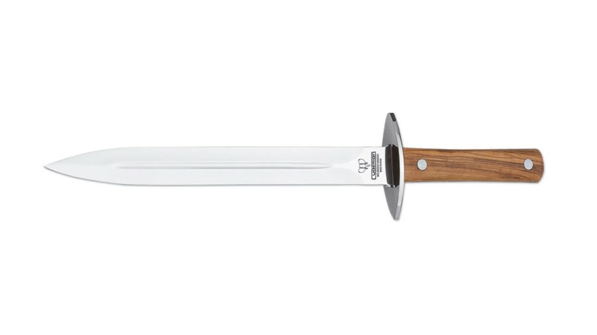 La Cudeman 113-L es una daga de montería artesana fabricada en Albacete, España, ideal para cazadores exigentes.