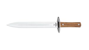 La Cudeman 113-L es una daga de montería artesana fabricada en Albacete, España, ideal para cazadores exigentes.