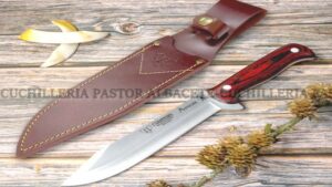 El cuchillo Cudeman 117-R , Apache fabricado en Albacete (España), es una pieza robusta y elegante, ideal para actividades al aire libre como la caza, pesca o montaña.