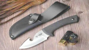 El Cudeman Colibri 133-H, es un cuchillo desollador profesional diseñado en España, ideal para cazadores que buscan precisión, control y calidad artesanal.