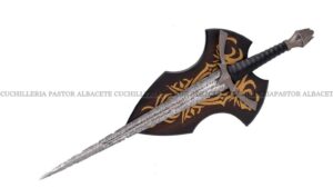 Réplica de la Daga Morgul de El Señor de los Anillos. Hoja oscura, acabados realistas y soporte incluido. Ideal para fans y coleccionistas.