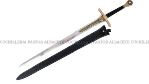 La Espada de Elendil cuenta con un mango acabado en dorado pulido, decorado con intrincados detalles y un pomo con un sol en relieve y una perla central, símbolo de luz y esperanza.