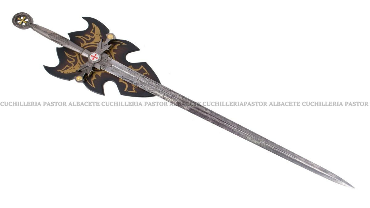espada templaria de colección, con detalles que evocan el legado de los Caballeros Templarios. Su diseño presenta un acabado en níquel en pomo, guarda y empuñadura, realzado por una cruz templaria grabada en la cruceta, símbolo de fe y honor.