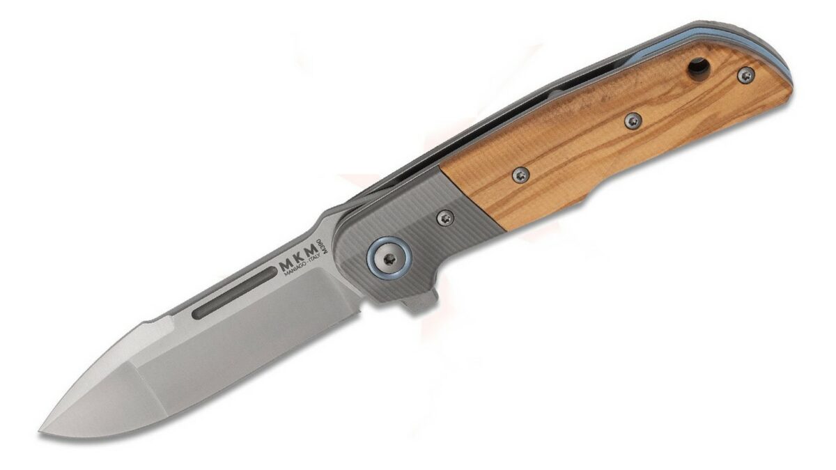 La Navaja plegable MKM Clap by LionSteel MK.LS01OT es una pieza premium que combina diseño italiano, materiales de alta calidad