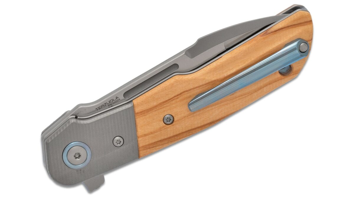 La Navaja plegable MKM Clap by LionSteel MK.LS01OT es una pieza premium que combina diseño italiano, materiales de alta calidad