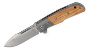 La Navaja plegable MKM Clap by LionSteel MK.LS01OT es una pieza premium que combina diseño italiano, materiales de alta calidad