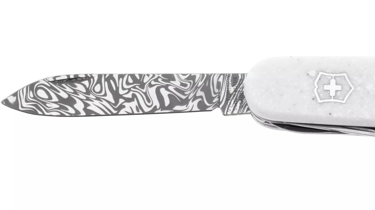 Victorinox Companion Damast Limited Edition 2025: navaja suiza de 7 000 unidades numeradas, mango de Corian blanco y hoja en acero Damasteel®. Grabable y garantía de por vida.