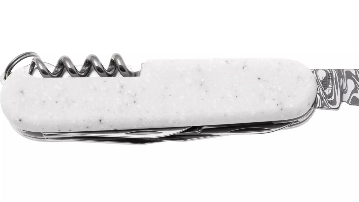 Victorinox Companion Damast Limited Edition 2025: navaja suiza de 7 000 unidades numeradas, mango de Corian blanco y hoja en acero Damasteel®. Grabable y garantía de por vida.