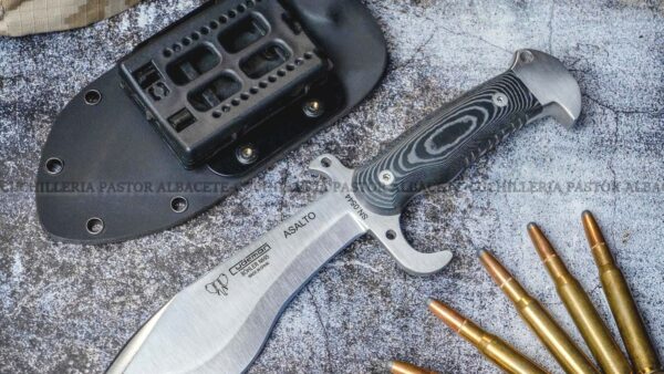 El Cudeman 140-M-K ASALTO es un cuchillo táctico de alto rendimiento diseñado para profesionales, entusiastas del aire libre
